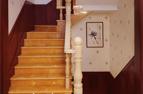 怀仁中式别墅室内汉白玉石楼梯的定制安装装饰效果